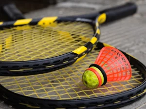 2-speedminton-racquets-and-orange-speeder